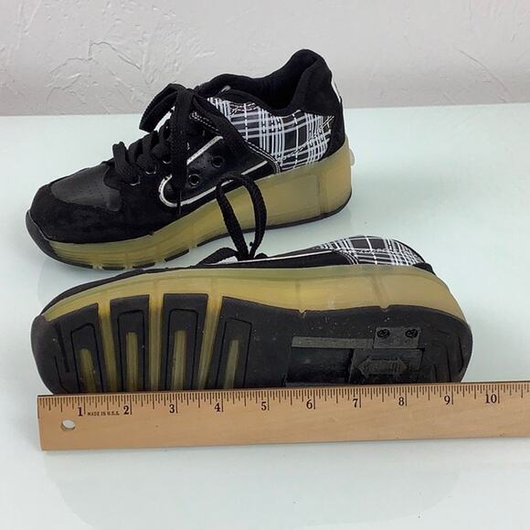 Wheely’s Heelys lighted sneakers with wheels roller skates shoes kids size 6 EUC - Picture 15 of 16